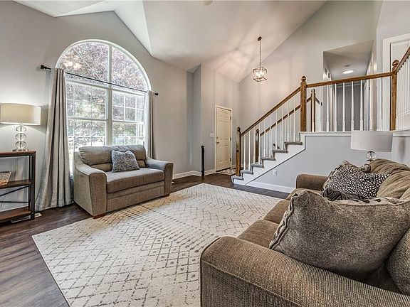 4th image of 2620 NE Horseshoe Dr