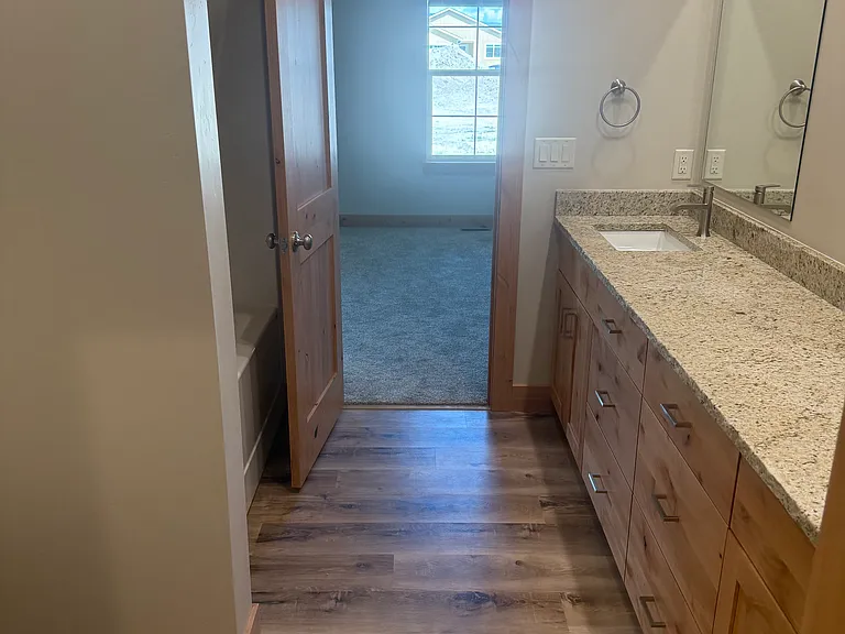 120 Legget Ave — Photo 8