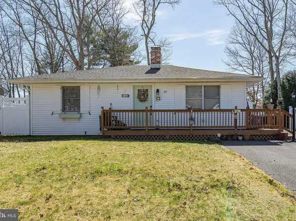 39 Lighthouse Dr, Manahawkin, NJ 08050