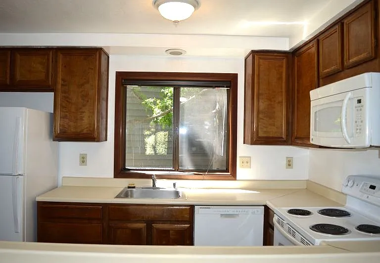 56 Cypress Pl — Photo 4