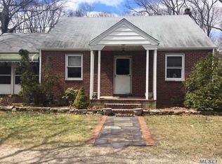 269 N Country Rd, Smithtown, NY 11787