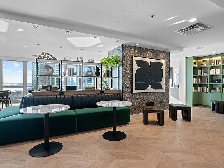 Resident lounge at Shoreham and Tides in Chicago, IL