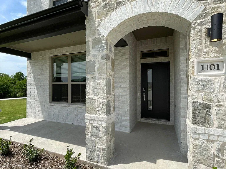 1101 Mahogany Dr — Photo 3