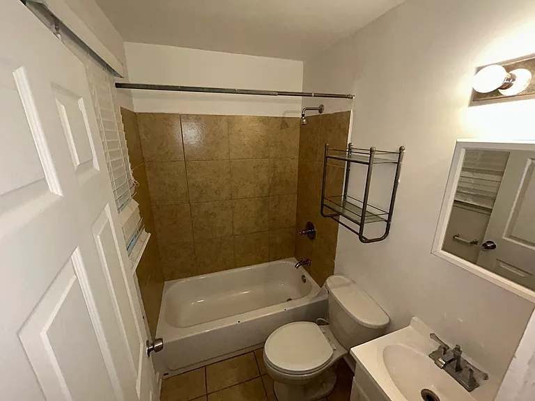 914B Lancaster St — Photo 8