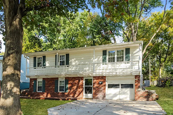 3 bed, 1.0 bath, 1126 sqft, $1,595 — Photo 1