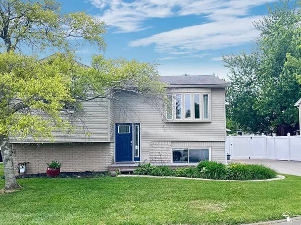 8675 Lillian Dr, Newport, MI 48166