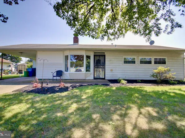 24 Stream Ln, Levittown, PA 19055