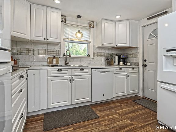 3rd image of 10 Glenmoor Drive