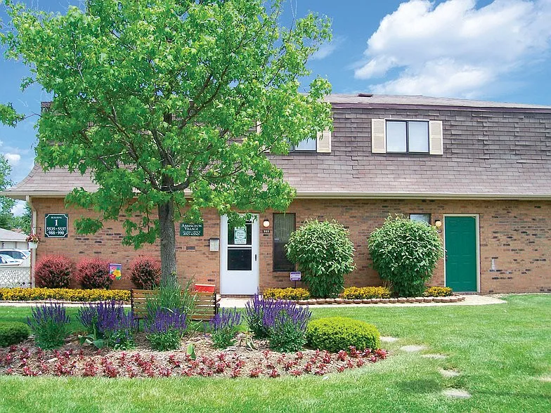 Abbington Village Apartments — Photo 2
