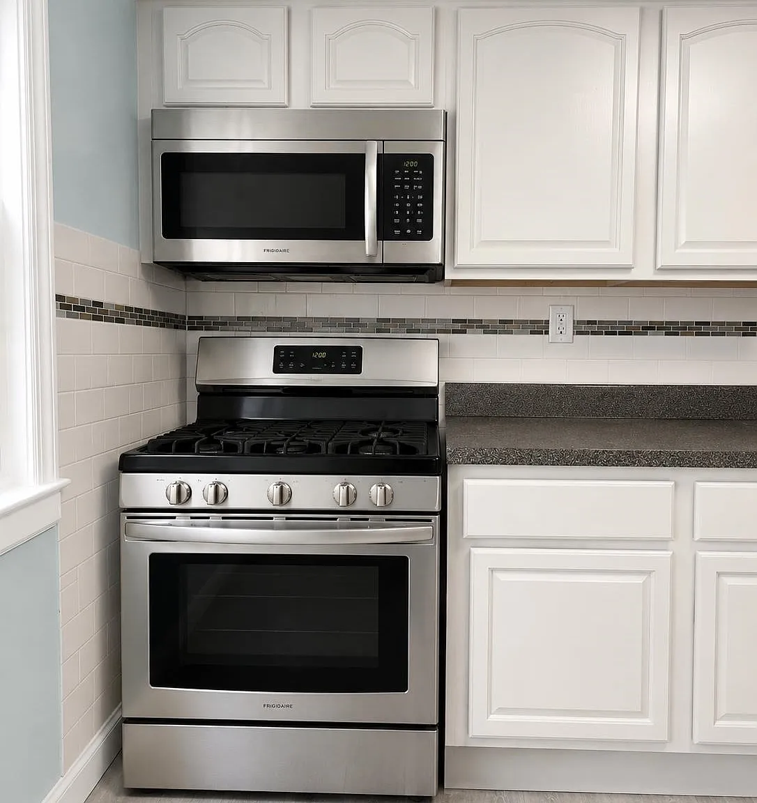 3 bed, 1.0 bath, 1200 sqft, $2,700 — Photo 3