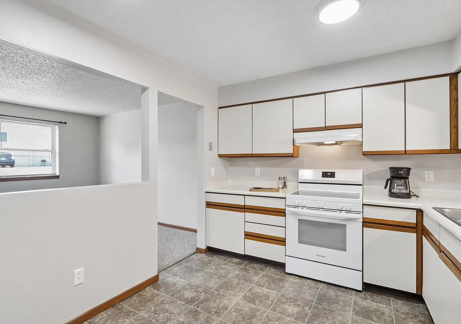 1016 Newton (Arena Apartments I) — Photo 2