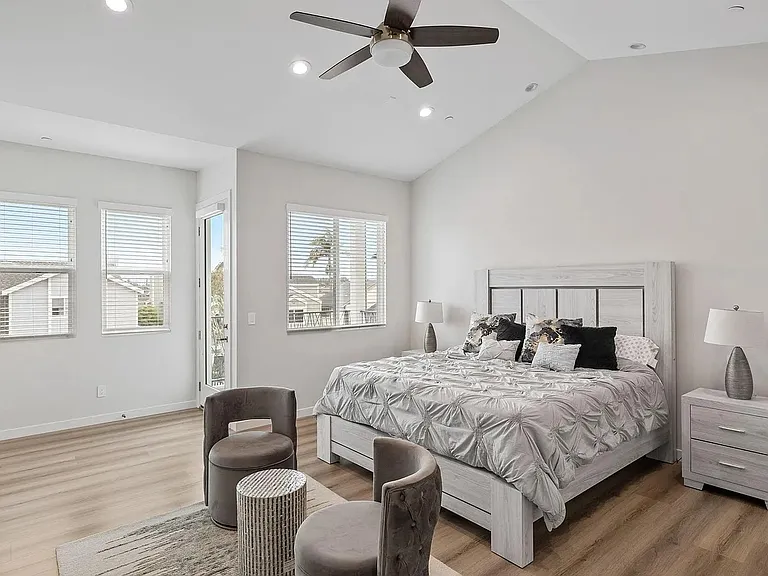 2423 Curtis Ave — Photo 9