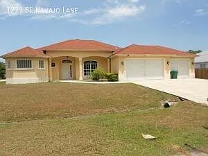1221 SE Navajo Ln