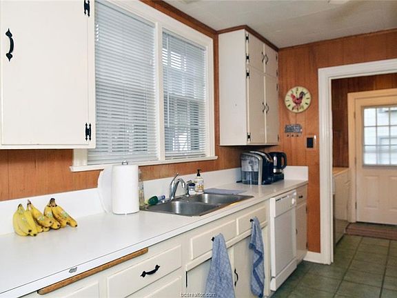 5th image of 301 Pershing Ave