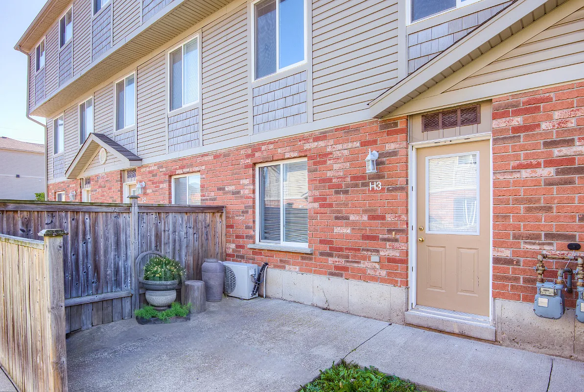 265 Lawrence Avenue Townhomes — Photo 4