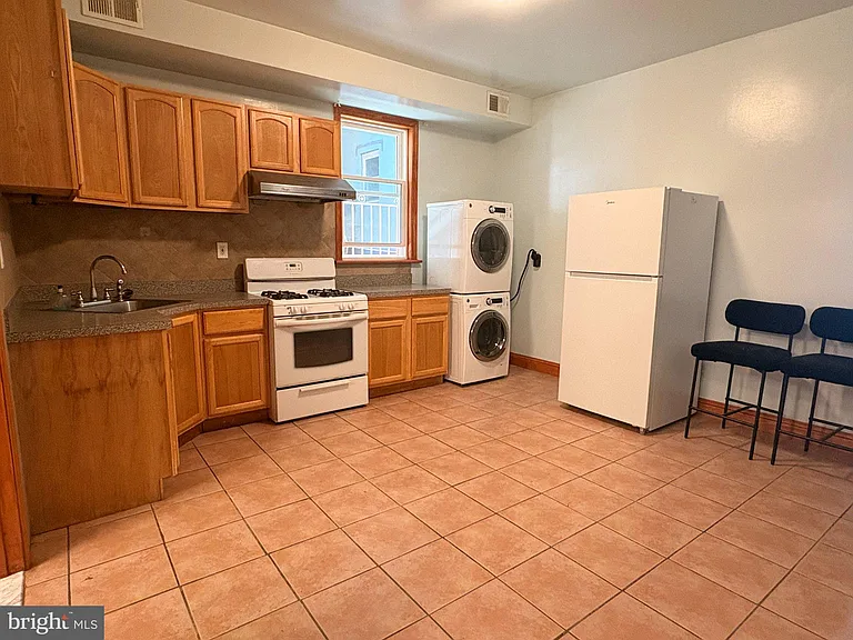 1318 W Girard Ave — Photo 1