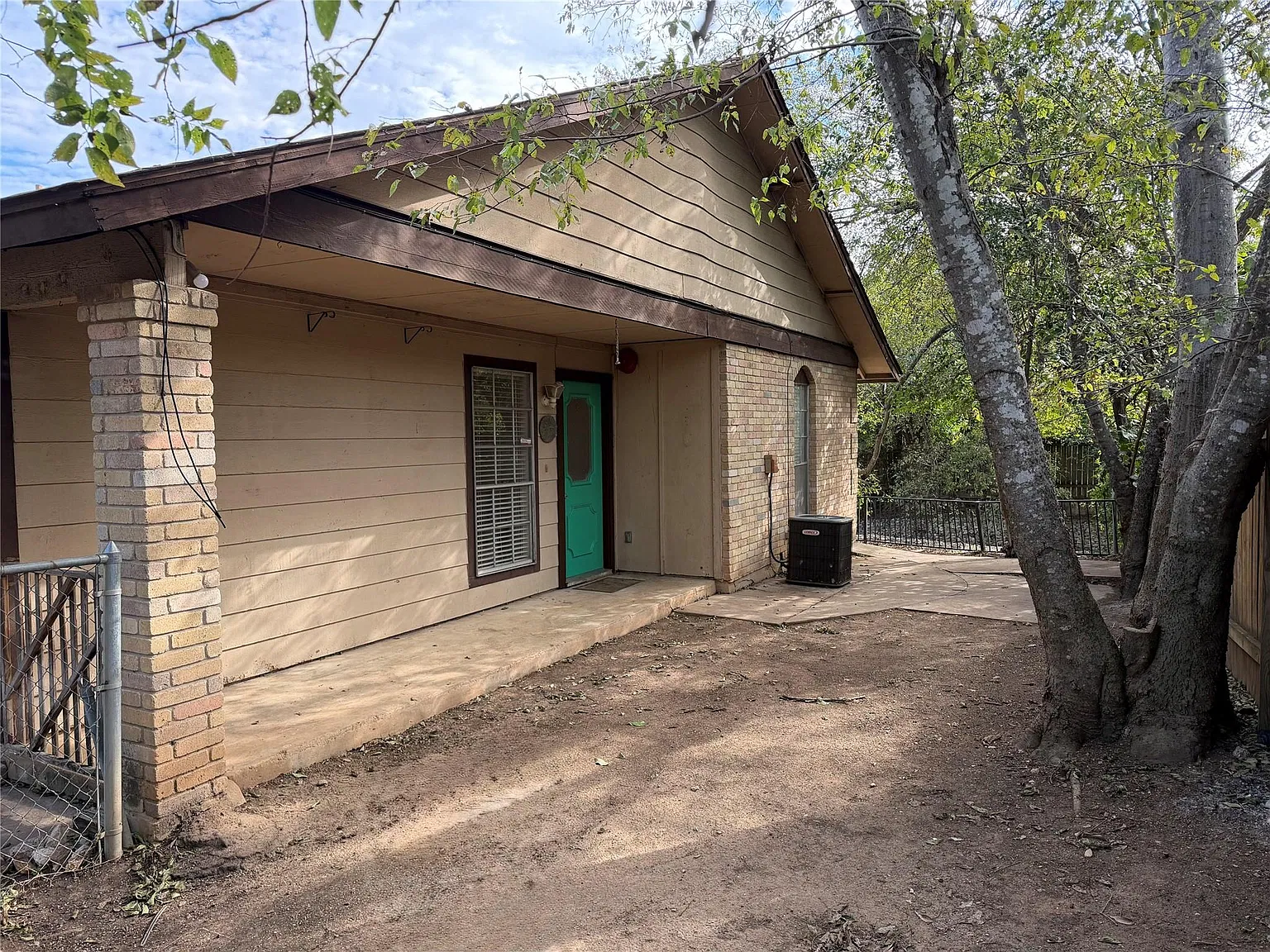 2 bed, 1.0 bath, 827 sqft, $1,325 — Photo 2