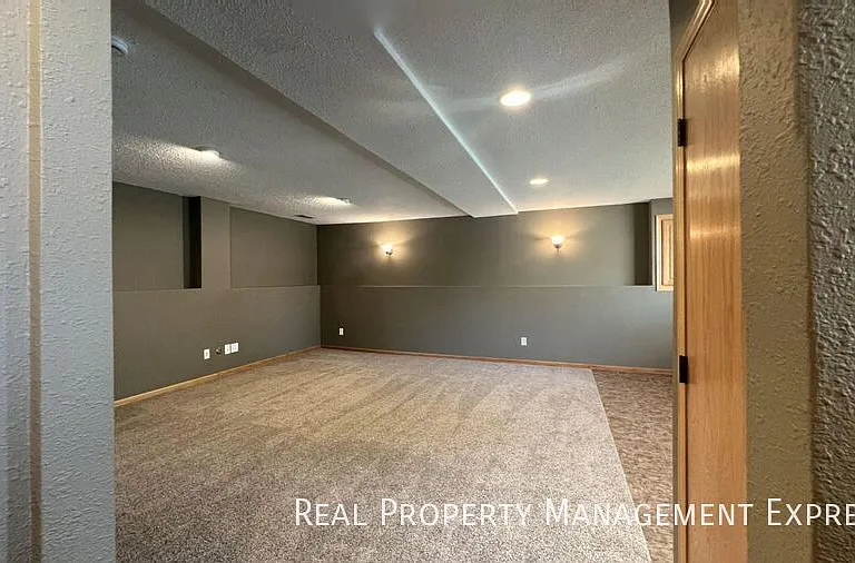 5208 S Birchwood Ave — Photo 12