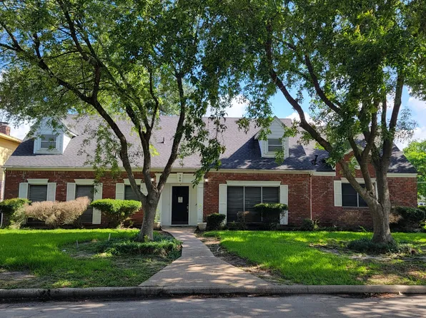 700 Lindenwood Dr, Baytown, TX 77520