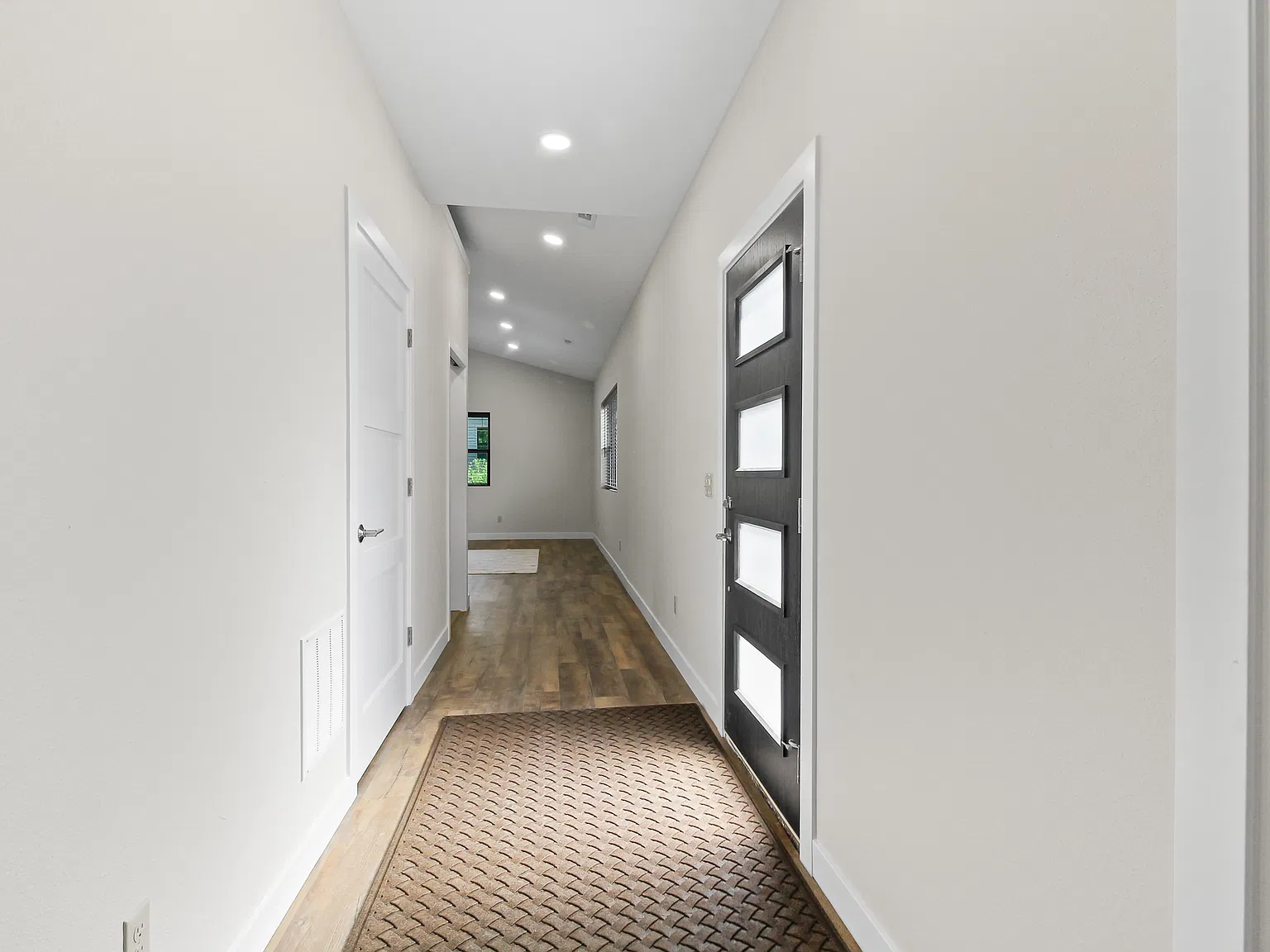 3 bed, 2496 sqft, $3,000 — Photo 3