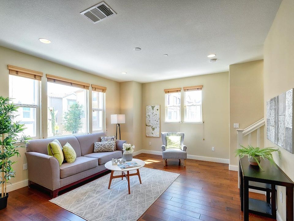 Living room
Bright corner unit