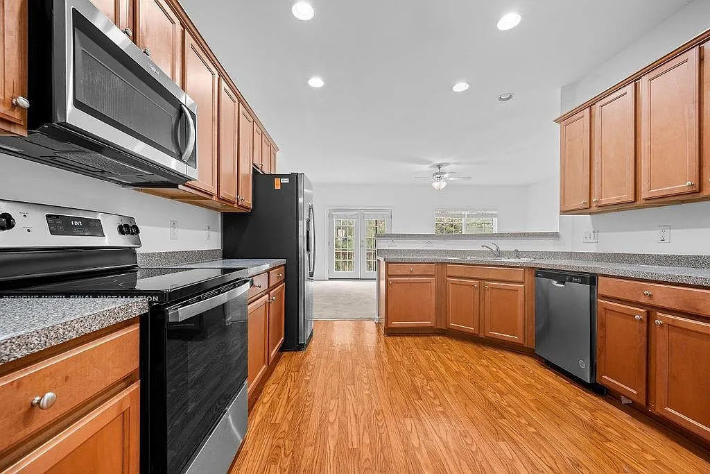 3 bed, 2.5 bath, 2676 sqft, $1,900 — Photo 4