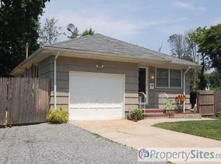 21 E Cedar St, Islip, NY 11751