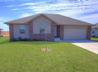 5592 W Longleaf Dr, Springfield, MO 65802