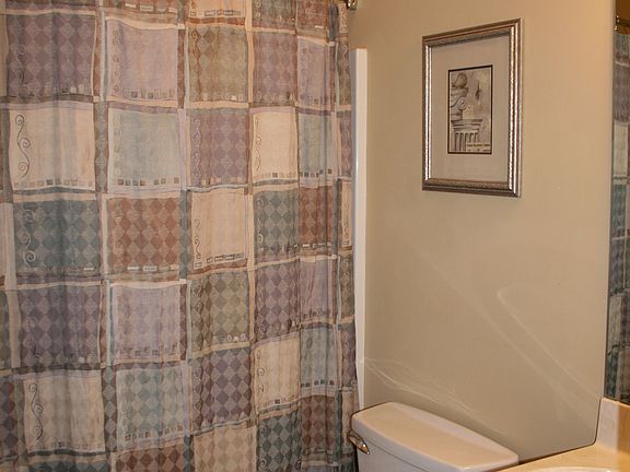 1st Fl Guest Bath