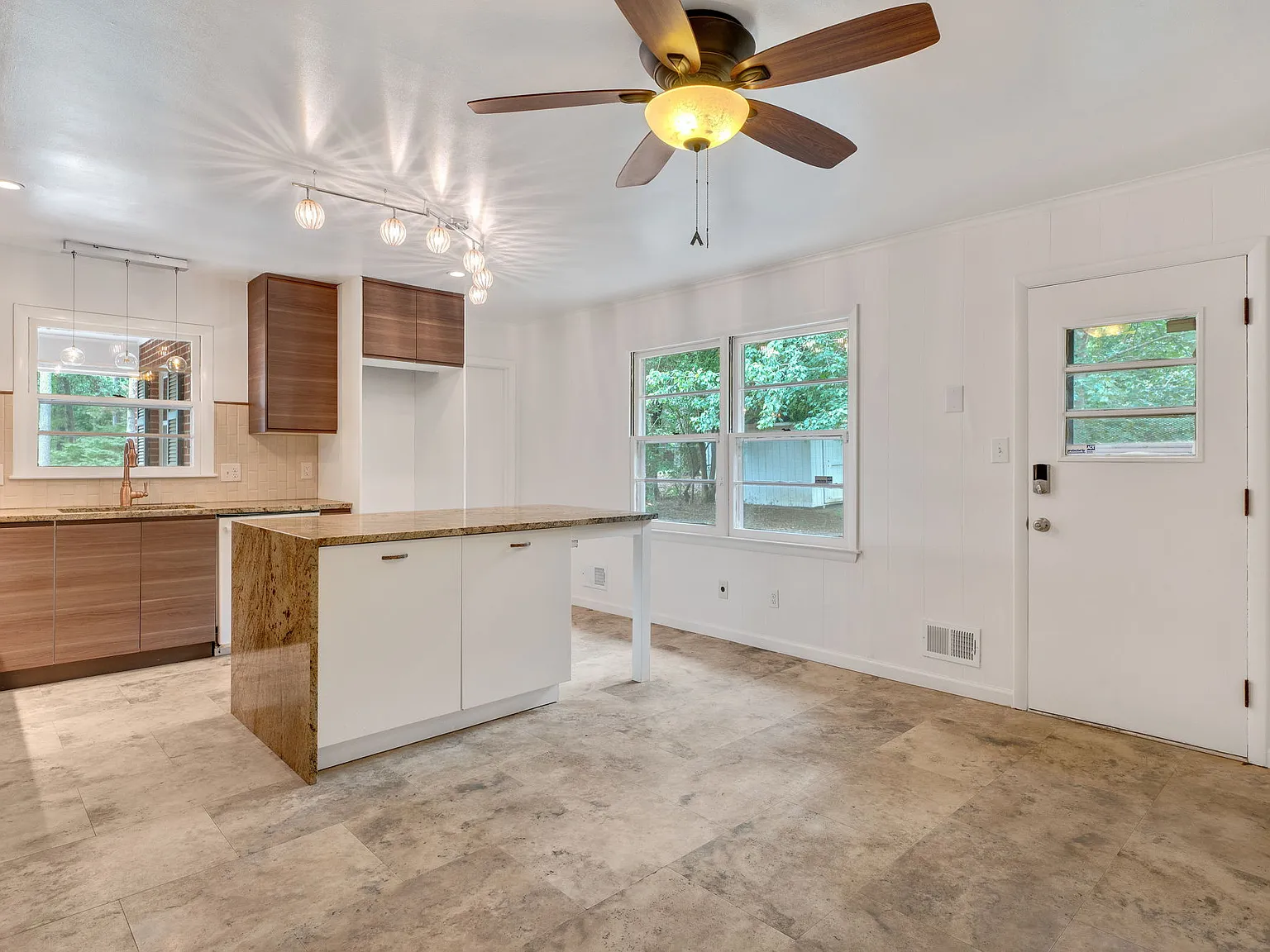 3 bed, 1344 sqft, $2,315 — Photo 4