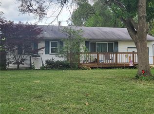 1207 Skyline Dr, Grandview, MO 64030