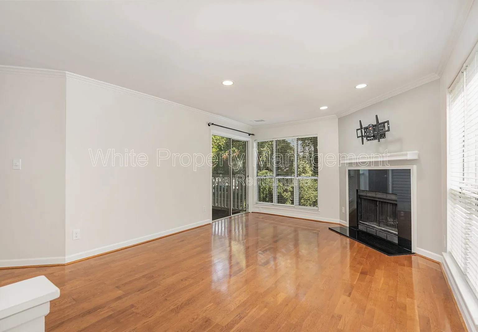 2 bed, 1.0 bath, 806 sqft, $1,545 — Photo 2