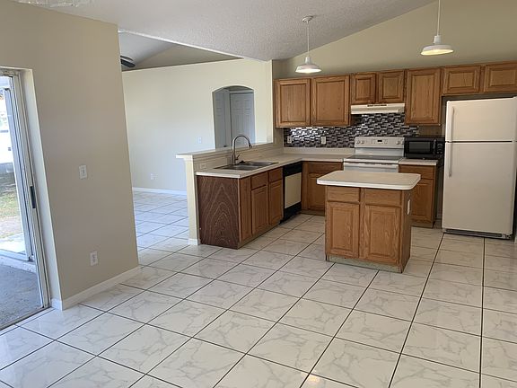 2nd image of 2350 Queenswood Cir