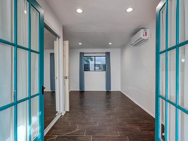 1476 N Wilson Ave — Photo 18