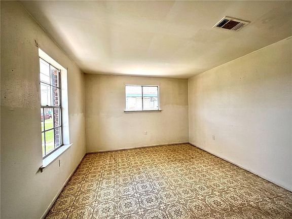 3rd image of 1005 Carmadelle St