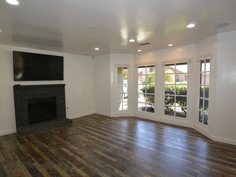 4003 W Hillsdale Ct — Photo 2