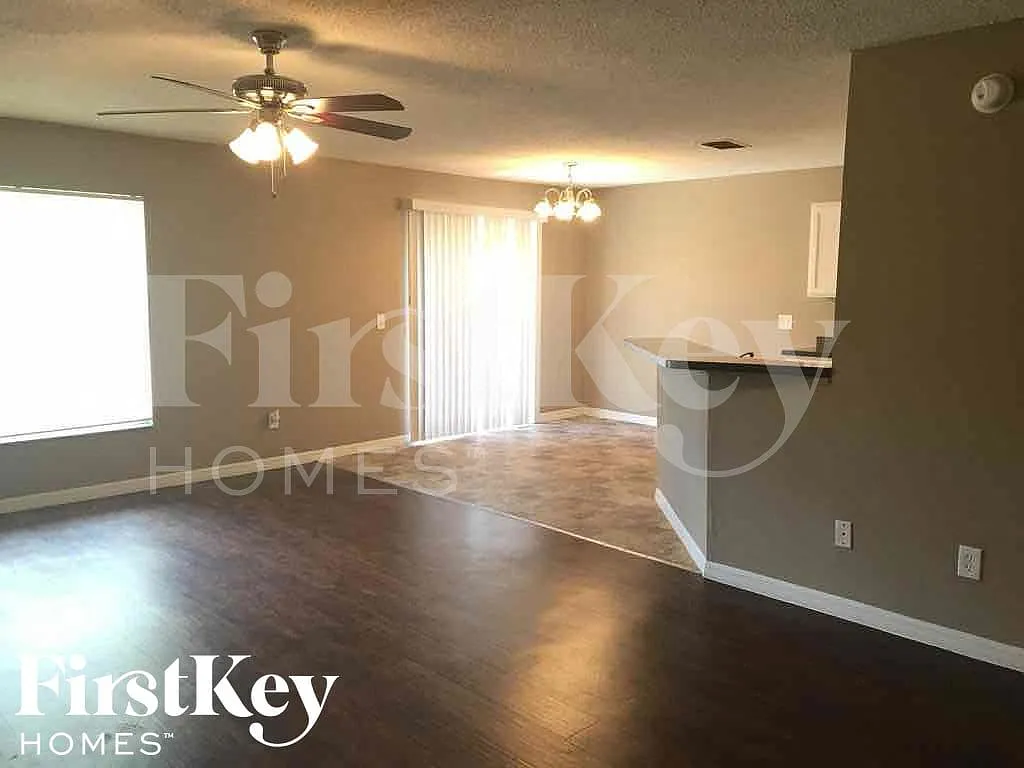 4 bed, 2.0 bath, 1383 sqft, $1,645 — Photo 4