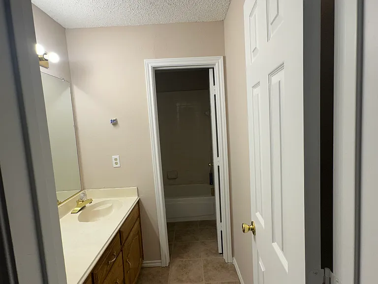1441 Warwick Dr — Photo 1