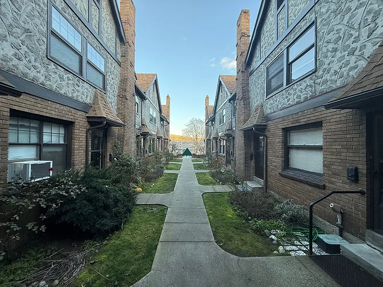 Evergreen Court Apartments — Photo 9