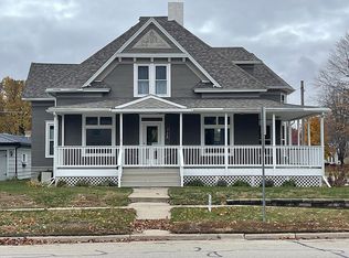 728 E Main St, Manchester, IA 52057