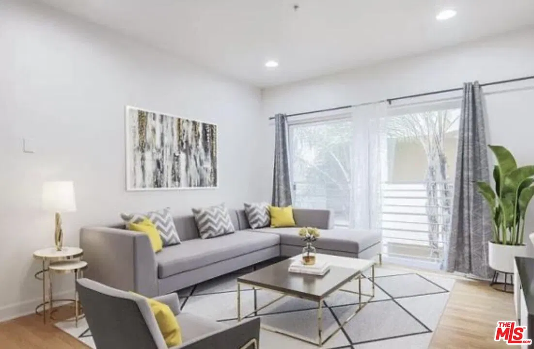 2 bed, 1.0 bath, 760 sqft, $2,450 — Photo 3