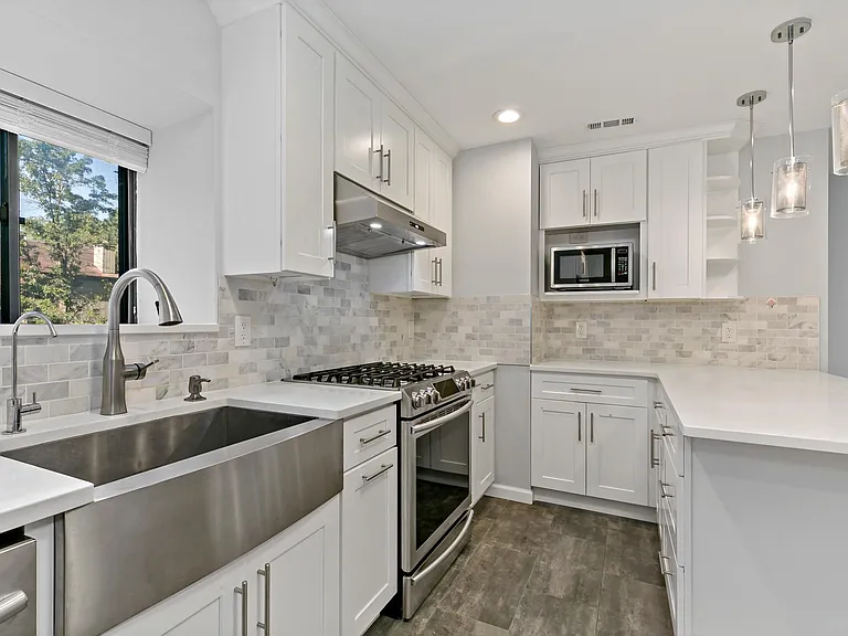 343 N Greeley Ave — Photo 6