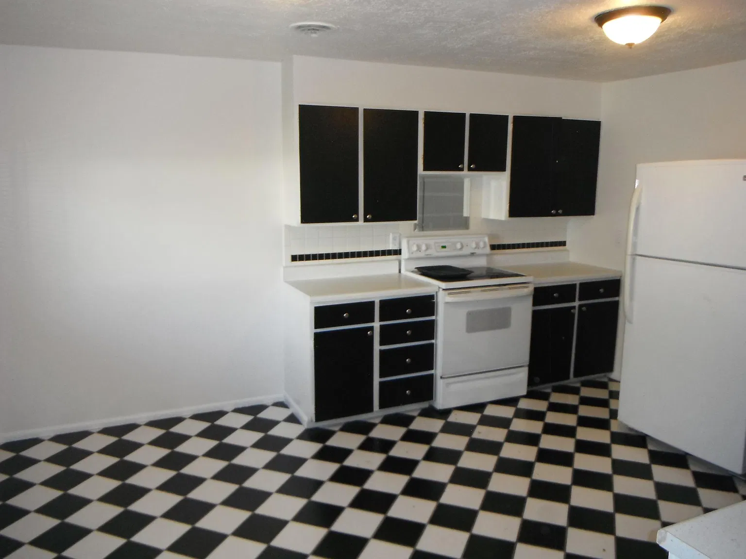 4 bed, 1192 sqft, $1,950 — Photo 3