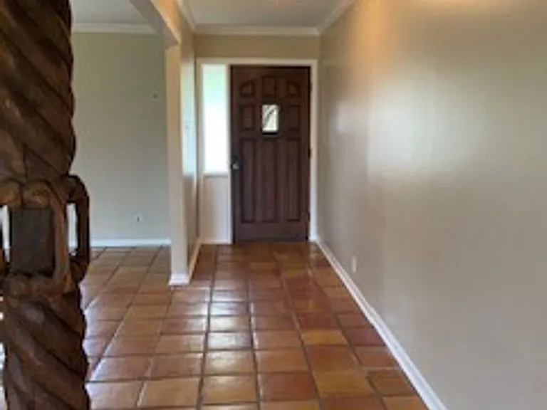 2250 Greenbriar Dr — Photo 3