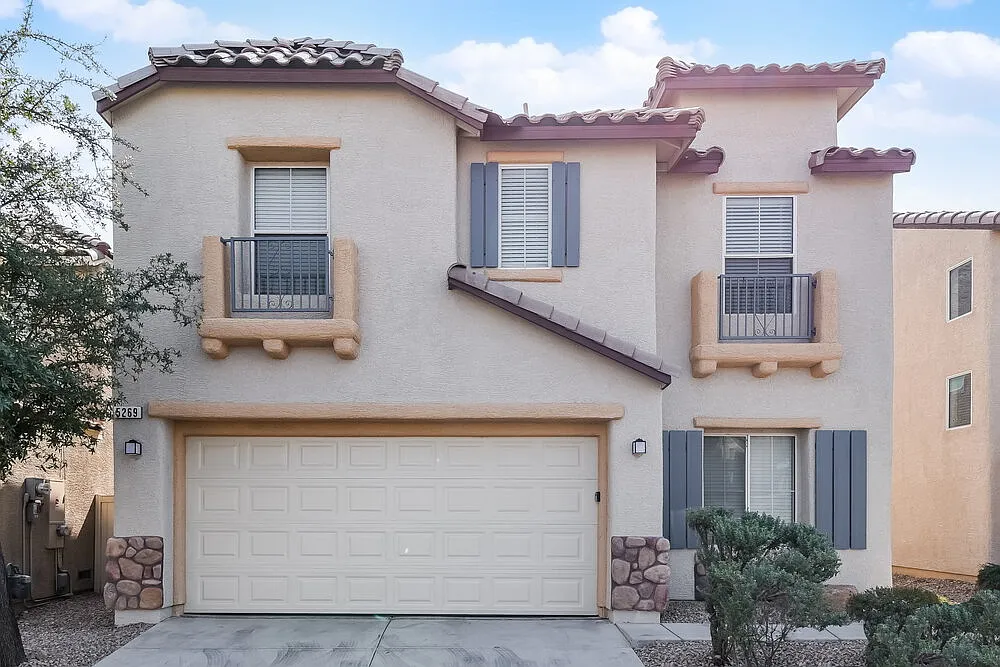 3 bed, 2.5 bath, 1367 sqft, $2,070 — Photo 1