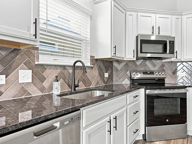 2827 Fox River Dr — Photo 8