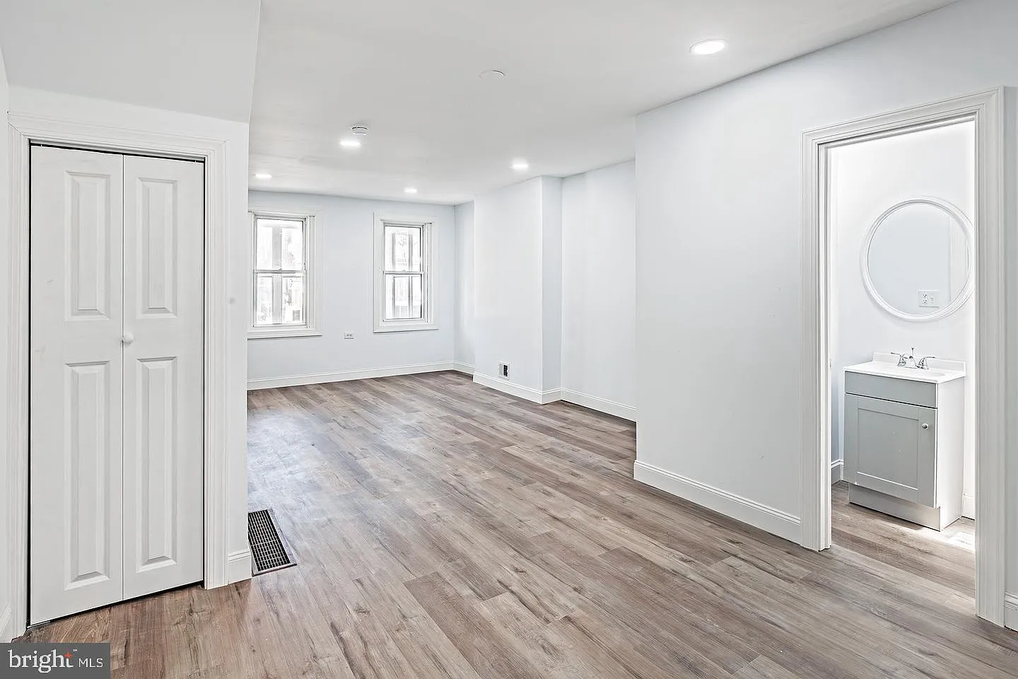 4 bed, 1.0 bath, 1300 sqft, $1,850 — Photo 4