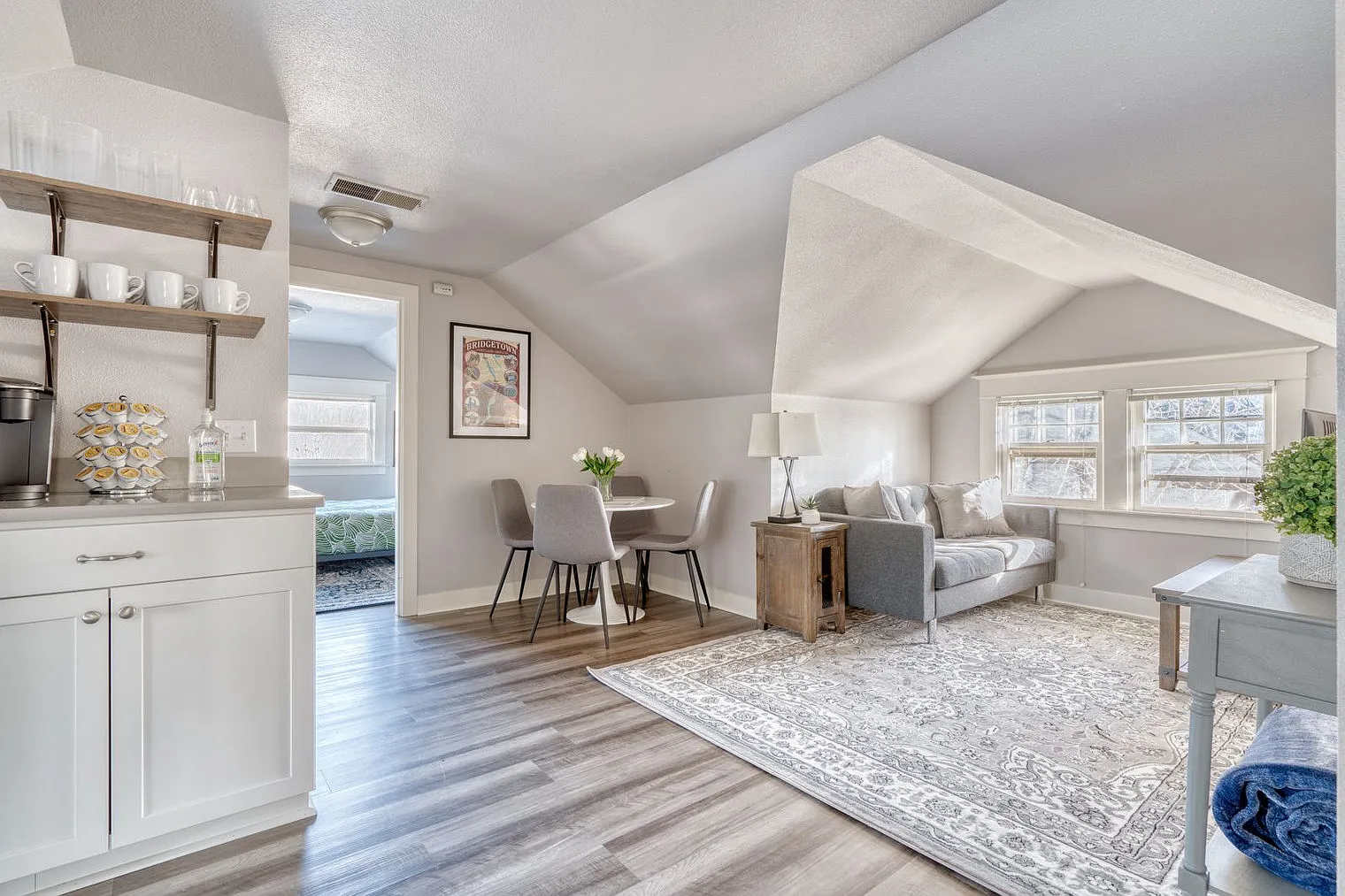 2 bed, 1.0 bath, 592 sqft, $3,018 — Photo 3