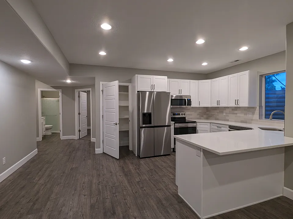 3637 W Roy Ln