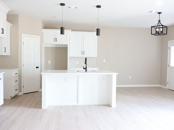 5th image of 502 E 12th St